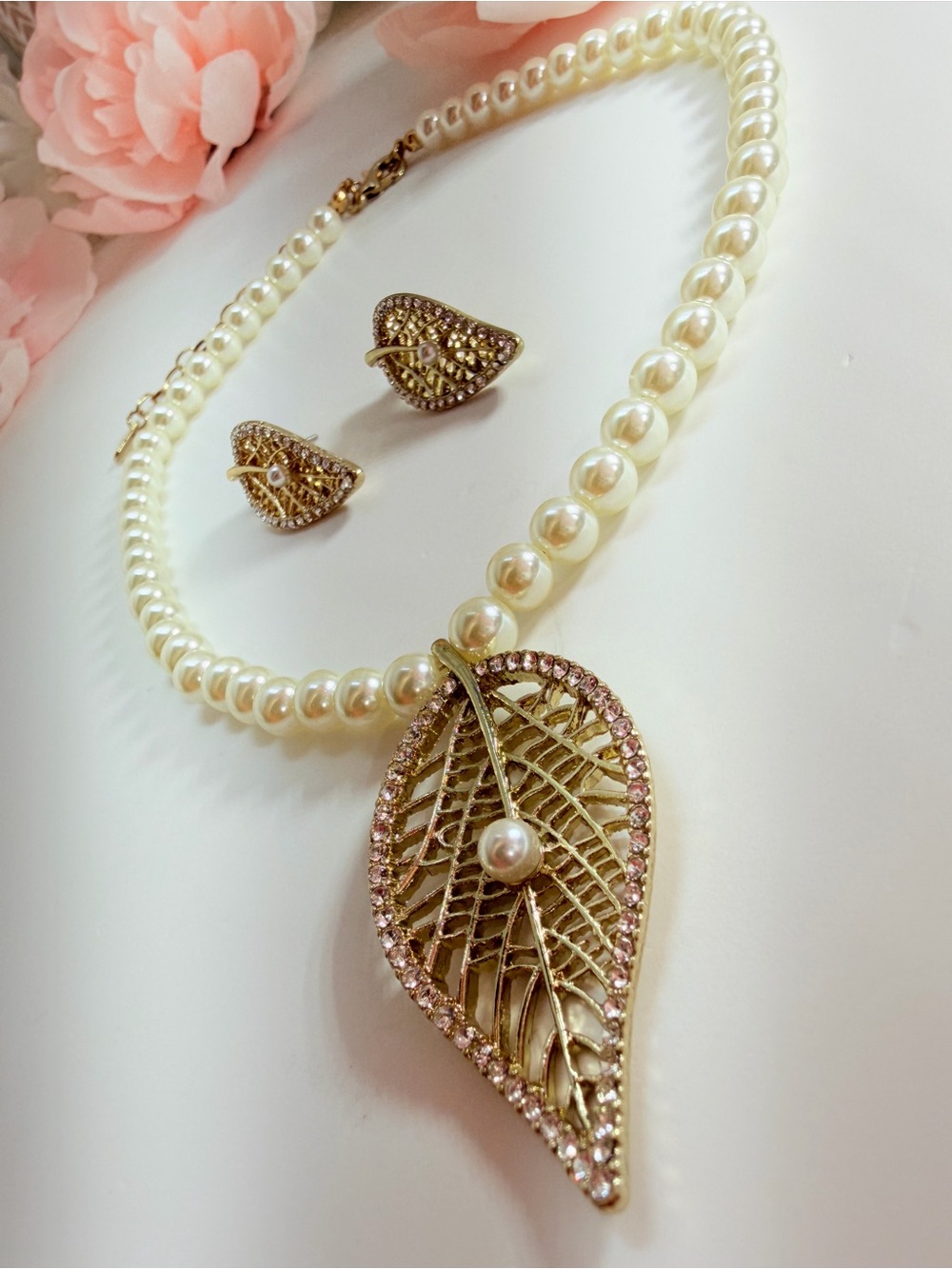 Elegant Pearl Necklace and Leaf Pendant Earring Set - Gold and Cream